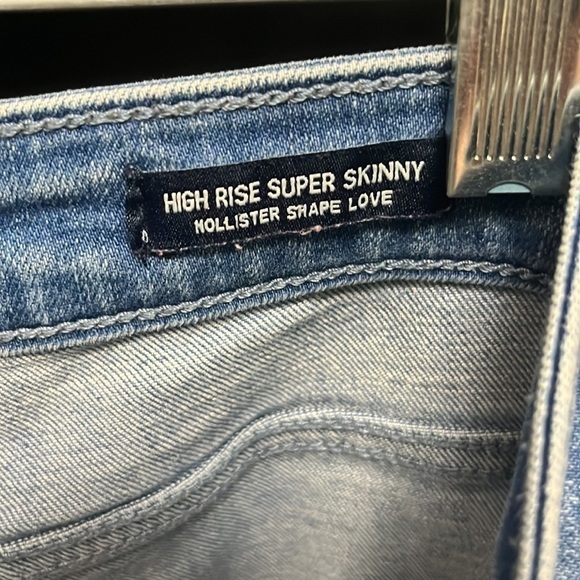 HOLLISTER- high rise super skinny distressed jeans - Picture 5 of 10
